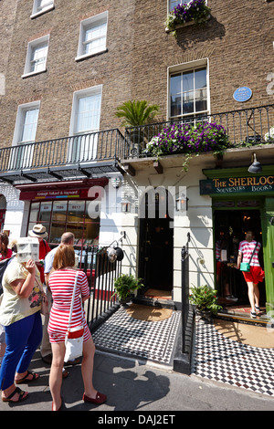 Les touristes de la file d'à l'extérieur musée Sherlock Holmes 221b Baker Street London, England uk Banque D'Images