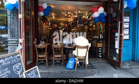 New York, USA. 14 juillet 2013. diners savourer Bastille Day brunch au restaurant français sur 9e Avenue, Hells Kitchen, New York, USA ; Juillet 14, 2013 Credit : Dorothy Alexander/Alamy Live News Banque D'Images