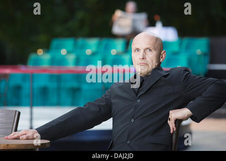 Mülheim-Ruhr, Allemagne. 14 juillet 2013. 'Es geht immer besser, besser - immer besser ... par Ödön von Horváth réalisé par Roberto Ciulli pour Theater an der Ruhr durant la saison 2013 Weisse Nächte, une série de spectacles en plein air à Raffelbergpark à Mülheim an der Ruhr, Allemagne. Photo : bas/Alamy Live News Banque D'Images