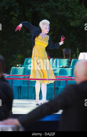 Mülheim-Ruhr, Allemagne. 14 juillet 2013. 'Es geht immer besser, besser - immer besser ... par Ödön von Horváth réalisé par Roberto Ciulli pour Theater an der Ruhr durant la saison 2013 Weisse Nächte, une série de spectacles en plein air à Raffelbergpark à Mülheim an der Ruhr, Allemagne. Photo : bas/Alamy Live News Banque D'Images