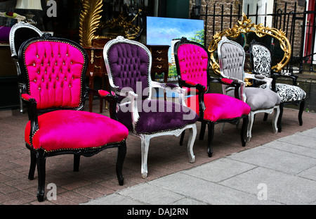 Extérieur coloré close up Victorian chaises anciennes affichées dans une rangée en face d'un magasin d'antiquités à Dublin, Irlande, objets vintage, président abstract Banque D'Images