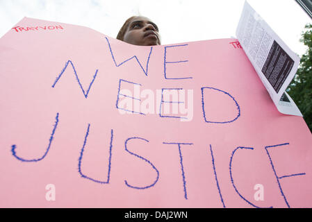 Detroit, MI, USA. 14 juillet, 2013. Une femme est titulaire d'un signe à Detroit's Grand Circus Park qui lit ''Nous avons besoin de justice'' pendant un rassemblement demande justice pour Trayvon Martin le jour d'après George Zimmerman a été jugé non coupable. Credit : Courtney Sacco/ZUMAPRESS.com/Alamy Live News Banque D'Images