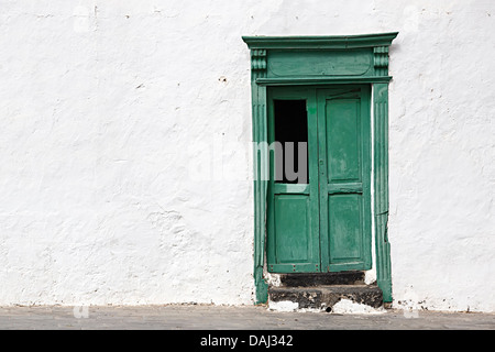 Porte en bois peint en vert dans la région de mur blanc, Teguise, Lanzarote, îles Canaries, Espagne Banque D'Images