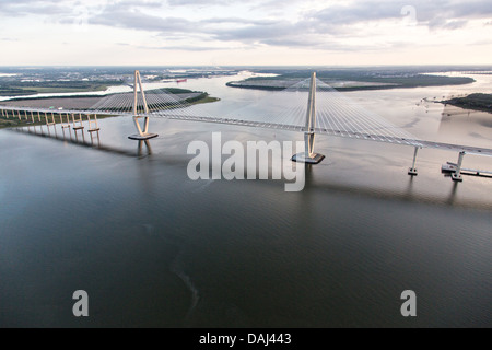 Vue aérienne du pont Arthur Ravenel à Charleston, SC. Banque D'Images