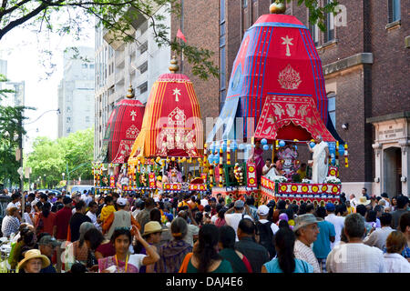 Toronto, Canada. Le 13 juillet, 2013. Assis sur chaque flotteur (char) sont joliment décoré divinités d'Aline (autre nom de Krishna ou Dieu), Baladeva (Krishna), le frère et la sœur Subhadra (Krishna). La procession elle-même symbolise le tirant du Seigneur dans nos cœurs et n'est donc fait avec beaucoup de faste et de grandeur. L'événement débute avec une euphorie célèbre défilé dans la rue Yonge (commençant au coin de Bloor et continue vers le sud jusqu'à Queens Quay). Credit : Nisarg Photography/Alamy Live News Banque D'Images