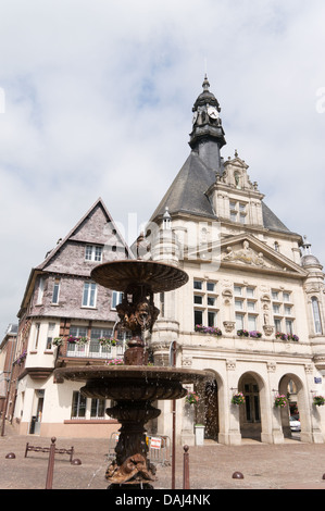 Fontaine et hôtel de ville ou à l'Hôtel de Ville, dans la région de Peronne, dans le nord de la France Banque D'Images