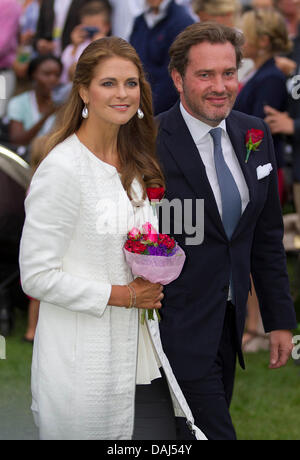 Borgholm, Suède. 14 juillet, 2013. La Princesse Madeleine de Suède et son mari Chris O'Neill au cours des célébrations de la princesse Victoria's 36e anniversaire à Borgholm, Suède, 14 juillet 2013. Photo : Albert Nieboer //dpa/Alamy Live News Banque D'Images