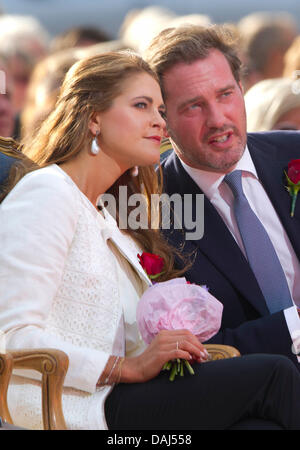 Borgholm, Suède. 14 juillet, 2013. La Princesse Madeleine de Suède et son mari Chris O'Neill au cours des célébrations de la princesse Victoria's 36e anniversaire à Borgholm, Suède, 14 juillet 2013. Photo : Albert Nieboer //dpa/Alamy Live News Banque D'Images