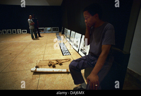 La mise en place d'exposition photographique Musée national avant le lancement de la 6e Rencontres africaines de la photographie BAMAKO Mali Novembre 2005 Banque D'Images