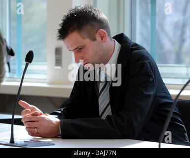 Le demandeur Bjoern B., beau-fils de la victime de 48 ans accusé S., Detlef est assis dans la salle d'audience pour la proclamation de la sentence à la cour d'État à Coblence, Allemagne, 22 mars 2011. Le défendeur est accusé d'avoir abusé de ses enfants et beaux-enfants. Le tribunal a condamné le défendeur à 14 ans et six mois de peine. En outre, la cour a décidé qu'il sera Banque D'Images