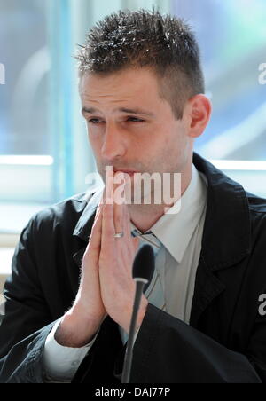 Le demandeur Bjoern B., beau-fils de la victime de 48 ans accusé S., Detlef est assis dans la salle d'audience pour la proclamation de la sentence à la cour d'État à Coblence, Allemagne, 22 mars 2011. Le défendeur est accusé d'avoir abusé de ses enfants et beaux-enfants. Le tribunal a condamné le défendeur à 14 ans et six mois de peine. Envoi de plus, la cour Banque D'Images