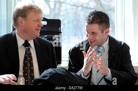 Le demandeur Bjoern B. (R), le beau-fils de victimes de 48 ans accusé Detlef S., est assis dans la salle d'audience pour la proclamation de la sentence à la cour d'État à Coblence, Allemagne, 22 mars 2011. Le défendeur est accusé d'avoir abusé de ses enfants et beaux-enfants. Le tribunal a condamné le défendeur à 14 ans et six mois de peine. En outre, la cour d Banque D'Images