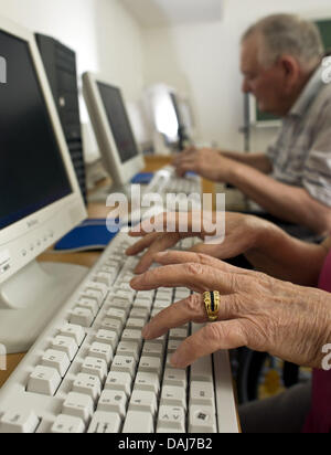 (Afp) un fichier photo en date du 01 juillet 2008 des personnes âgées qui travaillent sur des ordinateurs dans Frankfurt Oder, Allemagne. Photo : Patrick Pleul Banque D'Images