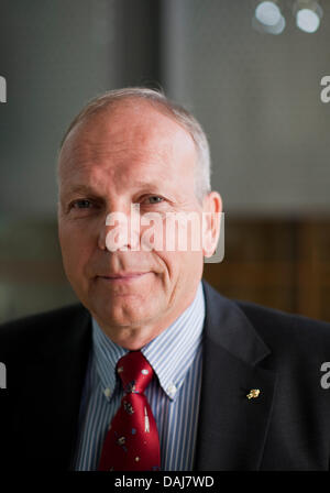 L'astronaute de l'ESA et de l'Allemand Hans Schlegel est représenté à la Conférence mondiale centre à Bonn, Allemagne, 24 mars 2011. Le Centre aérospatial allemand et l'Agence spatiale européenne ESA trouver un équilibre après dix années de recherches scientifiques à la Station spatiale internationale ISS. Photo : Rolf Vennenbernd Banque D'Images