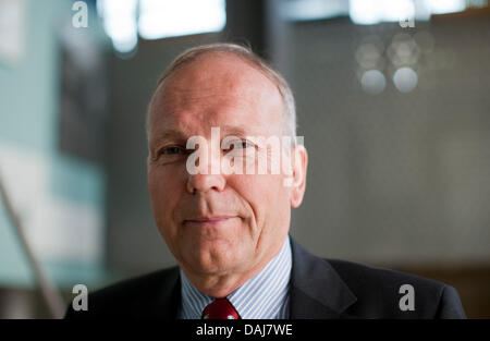 L'astronaute de l'ESA et de l'Allemand Hans Schlegel est représenté à la Conférence mondiale centre à Bonn, Allemagne, 24 mars 2011. Le Centre aérospatial allemand et l'Agence spatiale européenne ESA trouver un équilibre après dix années de recherches scientifiques à la Station spatiale internationale ISS. Photo : Rolf Vennenbernd Banque D'Images