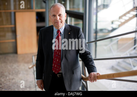 L'astronaute de l'ESA et de l'Allemand Hans Schlegel est représenté à la Conférence mondiale centre à Bonn, Allemagne, 24 mars 2011. Le Centre aérospatial allemand et l'Agence spatiale européenne ESA trouver un équilibre après dix années de recherches scientifiques à la Station spatiale internationale ISS. Photo : Rolf Vennenbernd Banque D'Images