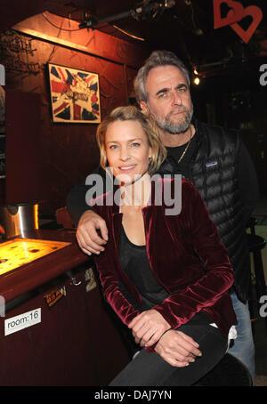 La photo montre l'actrice américaine Robin Wright (L) et le directeur israélien Ari Folman (R) posant au tournage du film 'Le' congrès à Berlin, Allemagne le 24 mars 2011. PHOTO : JOERG CARSTENSEN Banque D'Images