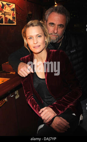 La photo montre l'actrice américaine Robin Wright (L) et le directeur israélien Ari Folman (R) posant au tournage du film 'Le' congrès à Berlin, Allemagne le 24 mars 2011. PHOTO : JOERG CARSTENSEN Banque D'Images