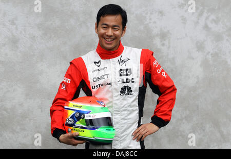 Formule Un pilote d'essai japonais Sakon Yamamoto de Virgin Racing sourit au cours de la session de photo dans le paddock du circuit de l'Albert Park street à Melbourne, Australie, 24 mars 2011. La Formule 1 2011 Grand Prix d'Australie a lieu le 27 mars 2011. Photo : Jens Buettner Banque D'Images