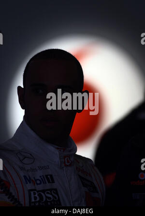 Pilote de Formule 1 britannique Lewis Hamilton de McLaren Mercedes après la deuxième session d'essais à l'Albert Park circuit street à Melbourne, Australie, 24 mars 2011. La Formule 1 2011 Grand Prix d'Australie a lieu le 27 mars 2011. Photo : Jens Buettner Banque D'Images