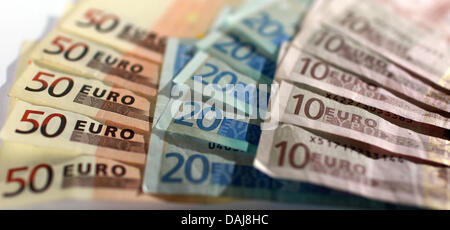 (Afp) un fichier photo datée du 29 septembre 2010 affiche 10- 20- et 50-Euro bills à Magdebourg, en Allemagne. L'UE cherche à stabiliser l'Euro avec un paquet de réformes. Les représentants du gouvernement ont convenu à Bruxelles d'importantes réformes comme indiqué par les diplomates sur jeudi. Photo : Jens Wolf Banque D'Images