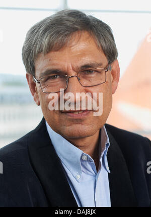 La photo montre l'écrivain turc Orhan Pamuk qui pose à une séance photo à son hôtel à Dortmund, Allemagne, le 25 mars 2011. La Prix Nobel fera son discours "Ce qui nous arrive, quand nous avons lu romans ?" dans le cadre de la série de conférences Défi 'Future' ce soir à Bochum, Allemagne. Photo : Bernd Thissen Banque D'Images