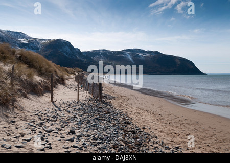 Morfa Conwy Beach au nord du Pays de Galles avec des vues vers la montagne de Conwy et bach Penmaen Banque D'Images