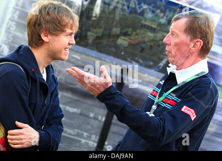 La photo montre l'allemand Sebastian Vettel, pilote de Formule 1 de Red Bull à parler avec l'ancien Champion du Monde des Rallyes, l'allemand Walter Roehrl, dans le paddock du Grand Prix de Formule 1 d'Australie au circuit d'Albert Park à Melbourne, Australie, le 27 mars 2011. Photo : Jens Buettner Banque D'Images