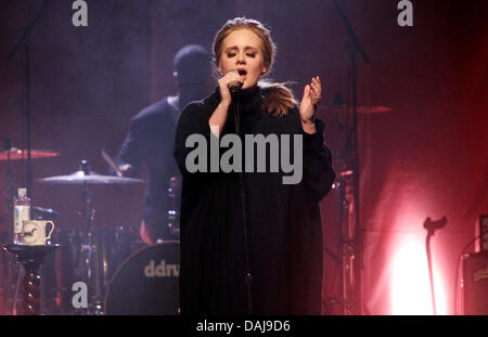 La photo montre la chanteuse Adele effectuer lors de son premier concert de sa tournée de l'Allemagne sur les docks de Hambourg, Allemagne, le 26 mars 2011. Photo : Malte Chrétiens Banque D'Images