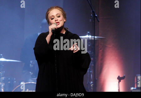 La photo montre la chanteuse Adele effectuer lors de son premier concert de sa tournée de l'Allemagne sur les docks de Hambourg, Allemagne, le 26 mars 2011. Photo : Malte Chrétiens Banque D'Images