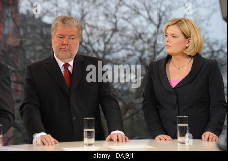 Le Premier Ministre de l'état de Rhénanie-palatinat Kurt Beck (L) du SPD et de la CDU est le premier candidat Julia Klöckner tenir à côté de l'autre lors d'une interview télévisée après l'état Rhénanie-palatinat élections de l'état à Mainz, Allemagne, 27 mars 2011. Le SPD a subi une perte substantielle et perdu d'après la première élection de prévoir leurs majorité absolue dans l'état Banque D'Images