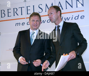 Pdg de Bertelsmann Hartmut Ostrowski (L) et le directeur financier Thomas Rabe parler au cours de l'équilibre du groupe médias Conférence de presse à Berlin, Allemagne, 29 mars 2011. Photo : STEPHANIE PILICK Banque D'Images