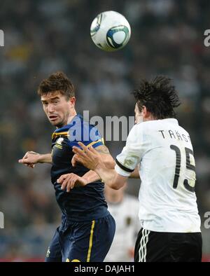 Allemagne's Christian Traesch (R) convoite la la balle avec l'Austrialia Greater Bay Area Make-match amical international au cours de l'Allemagne contre l'Australie au Borussia-Park-Stadium de Moenchengladbach, Allemagne, 29 mars 2011. Photo : Revierfoto Banque D'Images