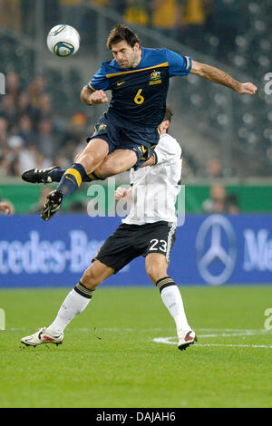 L'Allemagne Mario Gomez (R) convoite la la balle avec l'Austrialia Sasa Ognenovski match amical international au cours de l'Allemagne contre l'Australie au Borussia-Park-Stadium de Moenchengladbach, Allemagne, 29 mars 2011. Photo : Revierfoto Banque D'Images