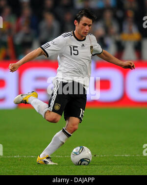 Allemagne's Christian Traesch frappe la balle pendant la match amical Allemagne contre l'Australie au Borussia-Park-Stadium de Moenchengladbach, Allemagne, 29 mars 2011. Photo : Thomas Eisenhuth Banque D'Images