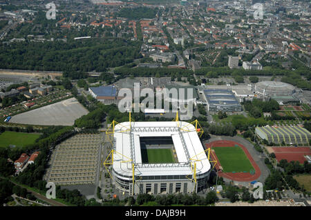 Une archive photo datée du 30 juin 2008 montre le stade de soccer de l'équipe de football Bundesliga Borussia Dortmung, parc Signal Iduna, à Dortmund, en Allemagne. Le Bureau criminelle Fédérale Allemande (BKA) a déjoué un attentat possible sur le stade de Dortmund. Un porte-parole de l'Office fédéral allemand des enquêtes criminelles a confirmé en Rhénanie du Nord-Westphalie en rapport avec suspec Banque D'Images