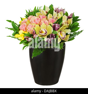 Bouquet de roses, lys et orchidées centre arrangement en noir vase isolé sur fond blanc. Libre. Banque D'Images