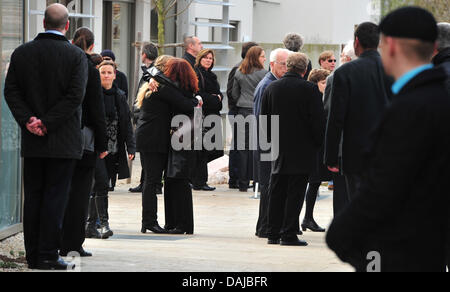 En deuil d'attendre à l'extérieur un funérarium avant le service funèbre pour les deux enfants assassinés Chiara et Sharon à Munich, Allemagne, 01 avril 2011. Les deux sœurs Chiara et Sharon ont été assassinées dans leur domicile parental à Krailling le 24 mars 2011. Photo : Peter Kneffel Banque D'Images