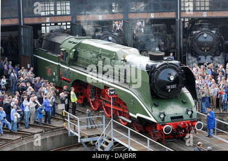 Le fonctionnement le plus rapide du monde par une locomotive à vapeur, le DR 18201, qui voyage jusqu'à 182.5 kl/h, se dresse sur le moyeu à la troisième réunion de la locomotive à vapeur Dresden à Dresden, Allemagne, 02 avril 2011. Traction 38 vehichles, dont neuf sont des moteurs à vapeur, peut être vu jusqu'au 03 avril dans l'ancien dépôt ferroviaire de Dresde. Photo : MATTHIAS HEIKEL Banque D'Images