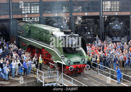 Le fonctionnement le plus rapide du monde par une locomotive à vapeur, le DR 18201, qui voyage jusqu'à 182.5 kl/h, se dresse sur le moyeu à la troisième réunion de la locomotive à vapeur Dresden à Dresden, Allemagne, 02 avril 2011. Traction 38 vehichles, dont neuf sont des moteurs à vapeur, peut être vu jusqu'au 03 avril dans l'ancien dépôt ferroviaire de Dresde. Photo : MATTHIAS HEIKEL Banque D'Images