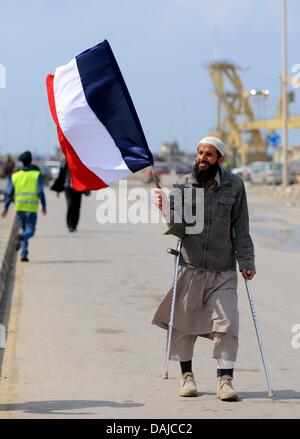 Un homme porte un drapeau français dans les rebelles de Benghazi, Libye, 03 avril 2011. Le leader libyen Muammar Al-Gaddafi continue de rejeter les offres d'un cessez-le-feu. Photo : Maurizio Gambarini Banque D'Images