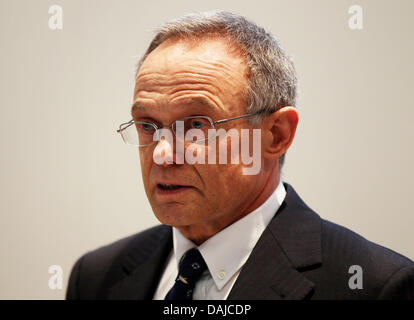 Chef de l'assurance Generali Dietmar Meister à Cologne, Allemagne 04 avril 2011. Generali Deutschland Holding a annoncé ses chiffres d'affaires pour l'année 2010. Photo : OLIVER BERG Banque D'Images