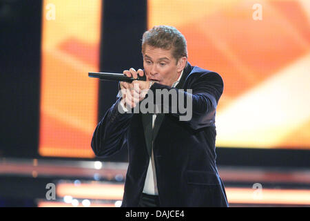 Le chanteur et acteur David Hasselhoff effectue au cours de l'émission de télévision allemande "Willkommen bei Carmen Nebel' ('Bienvenue à Carmen Nebel's show') diffusé par la chaîne de télévision publique allemande ZDF à Klagenfurt, Autriche, 2 avril 2011. De nombreuses stars allemandes et internationales à effectuer la variété allemande populaire et de divertissement. Photo : Banque D'Images