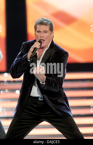 Le chanteur et acteur David Hasselhoff effectue au cours de l'émission de télévision allemande "Willkommen bei Carmen Nebel' ('Bienvenue à Carmen Nebel's show') diffusé par la chaîne de télévision publique allemande ZDF à Klagenfurt, Autriche, 2 avril 2011. De nombreuses stars allemandes et internationales à effectuer la variété allemande populaire et de divertissement. Photo : Banque D'Images