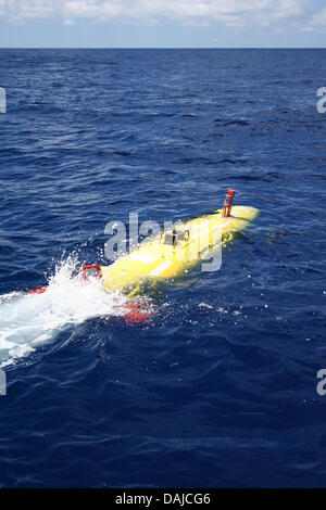 (FILE) un fichier document photo par Leibniz Institute of Marine Sciences (IFM) de l'Université de Kiel, en date du 01 novembre 2009, spectacles sous-marins autonomes (AUV) ABYSS véhicule durant l'expédition P403 au large des Açores. L'AUV abîme peut plonger à des profondeurs de 6 000 mètres jusqu'à 24 heures et artificiel, d'dsistinguish la matière organique. C'est de voir l'utilisation dans la recherche de la le wre Banque D'Images