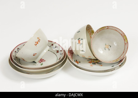 Un groupe de la fin du xviiie/début du xixe C peint main anglais teawares porcelaine pâte tendre dans le style chinois. Banque D'Images