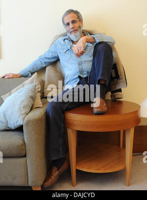 Yusuf Islam alias Cat Stevens est assis dans sa chambre d'hôtel à Hambourg, Allemagne, 5 avril 2011. Le musicien tente de montrer la voie contre le nucléaire avec son bus VW. Les 62 ans a déclaré à l'agence de presse allemande (dpa) qu'il a remplacé le logo VW sur la grille avec le symbole pour le désarmement nucléaire. Photo : Marcus Brandt Banque D'Images