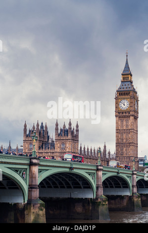 Big Ben, Westminster et le pont de Westminster, Londres, sous un ciel orageux gris Banque D'Images