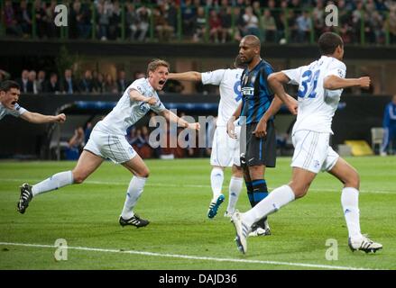 Le Schalke Matip Joel (R) le celebreates 1:1 but avec son coéquipier Benedikt Höwedes (L) lors de la Ligue des Champions quart de finale match aller match de football entre l'Inter Milan et Schalke 04 au stade Giuseppe Meazza à Milan, Italie, 5 avril 2011. Photo : Bernd Thissen dpa Banque D'Images