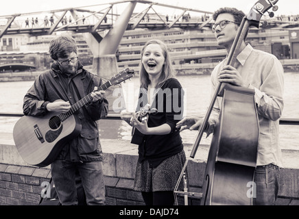 Un groupe de musiciens jouant de la musique sur la Southbank, Londres Banque D'Images